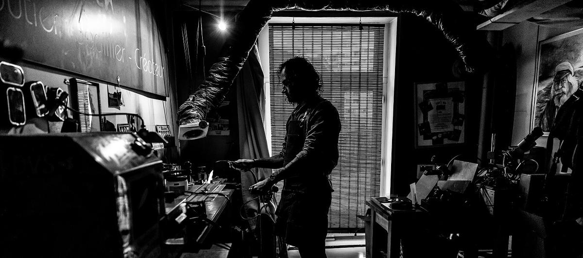 Sébastien Joaillier Créateur au travail dans son atelier à Valenciennes