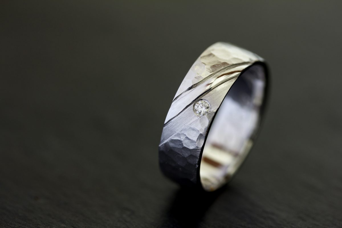 Alliance martelée et ciselée. - bijoutier joaillier créateur Valenciennes