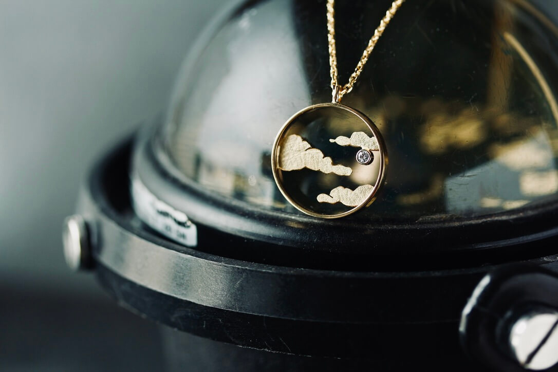 Médaille La tête dans les nuages". - bijoutier joaillier créateur Valenciennes